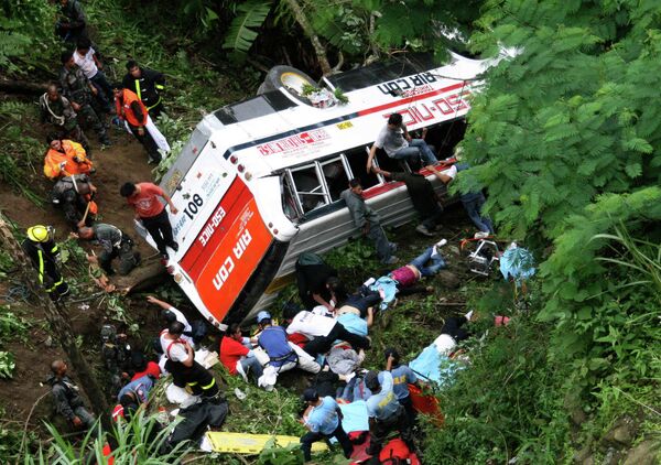 Пассажирский автобус сорвался в пропасть на Филиппинах