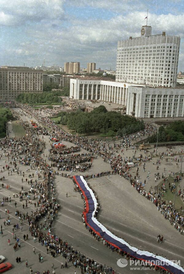 Похоронная процессия с гигантским Российским флагом проходит мимо Дома Совета Министров РСФСР