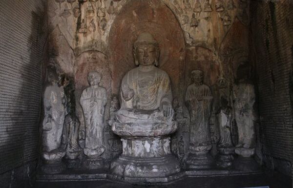 Буддийские храмы-гроты Луньмэнь в городе Лоян