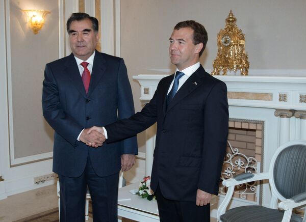 Президент РФ Дмитрий Медведев провел двустороннюю встречу с президентом Таджикистана Эмомали Рахмоном