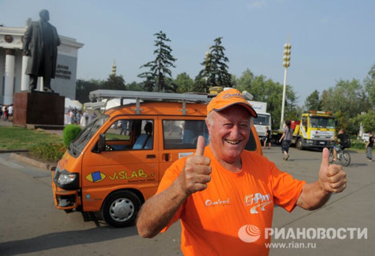 Участники автопробега Overland World Truck Expedition (Милан-Шанхай-Милан) сделали остановку на ВВЦ в Москве