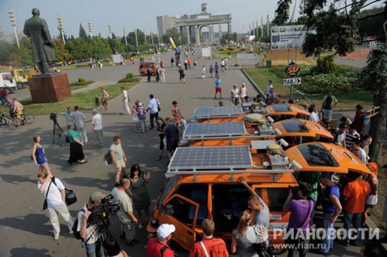 Участники автопробега Overland World Truck Expedition (Милан-Шанхай-Милан) сделали остановку на ВВЦ в Москве