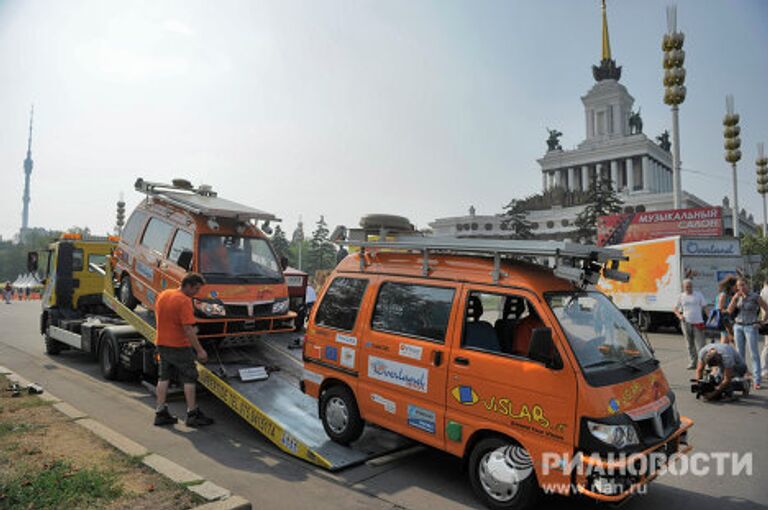 Участники автопробега Overland World Truck Expedition (Милан-Шанхай-Милан) сделали остановку на ВВЦ в Москве