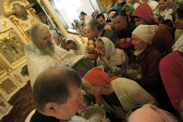 Празднование яблочного Спаса в России