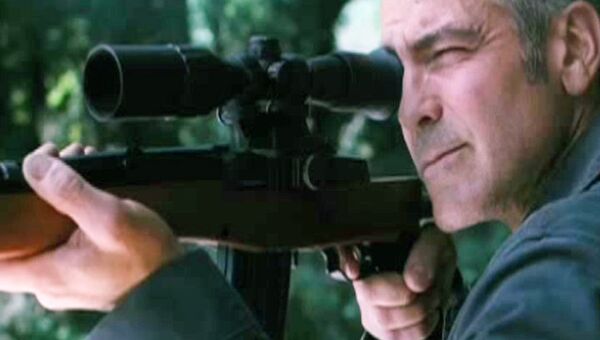 Джордж Клуни в роли влюбленного киллера в фильме Американец. Трейлер