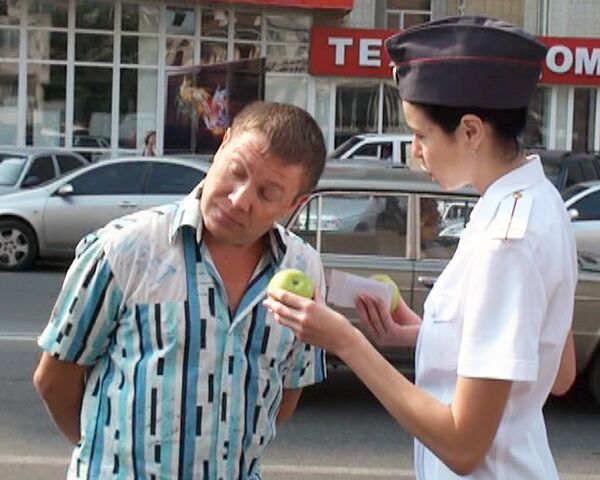 Ростовские гаишники вместо штрафов раздавали яблоки