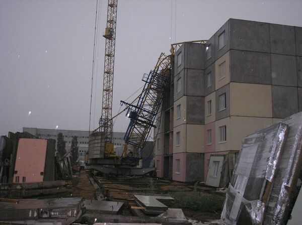 Строительный кран упал на дом в Нижнем Новгороде