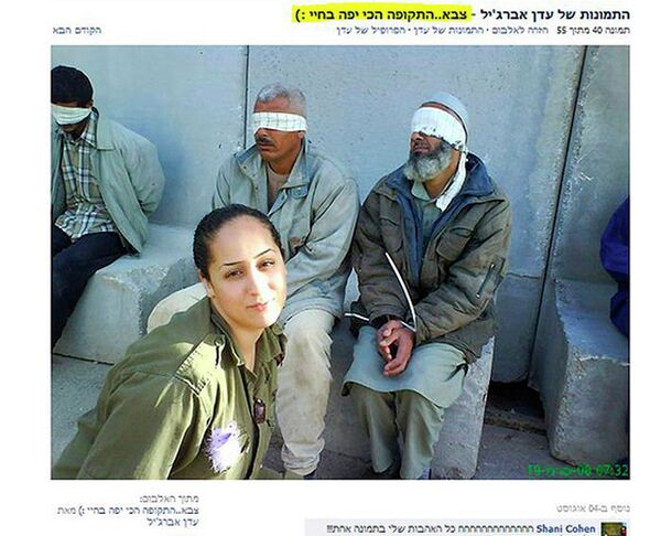 Фотографии военнослужащей армии Израиля Эден Аберджиль (Eden Abergil) на фоне связанных палестинских военнопленных