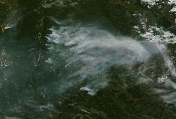 Очаги лесных пожаров и шлейфы дыма на Урале 15 августа 2010 года. Архив
