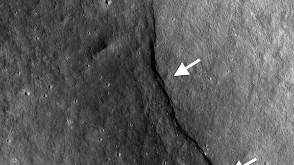 «Трещины» от сжатия на Луне, сфотографированные LRO