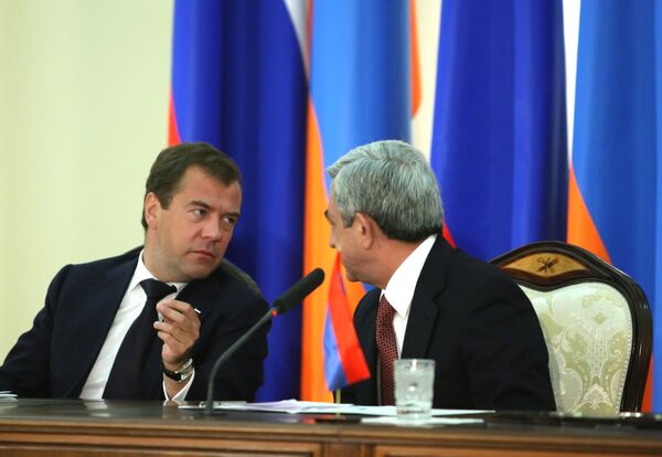 Президент России Дмитрий Медведев и президент Армении Серж Саргсян на переговорах в Ереване 20 августа 2010 г. 
