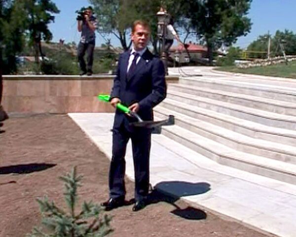 Во время госвизита в Армению Медведева заставили поработать лопатой