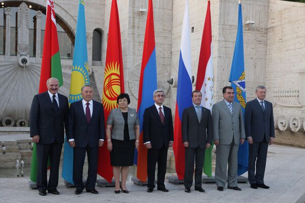 Главы государств-членов ОДКБ на неформальном саммите в Ереване в августе 2010 г.
