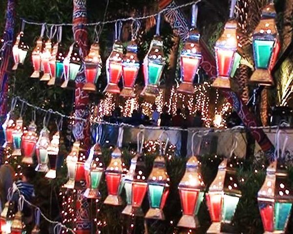Сотни священных фонарей зажгли египтяне на фестивале Фанусы Рамадана