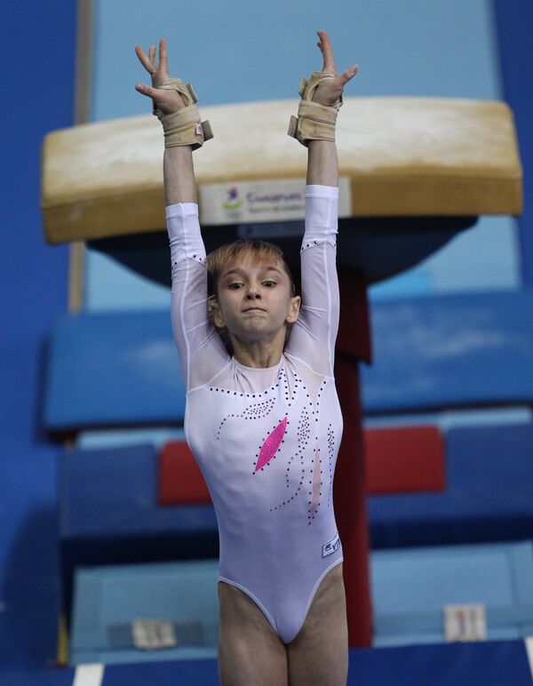 Россиянка Виктория Комова, завоевавшая золотую медаль в соревнованиях по спортивной гимнастике на I Летних юношеских Олимпийских играх в Сингапуре