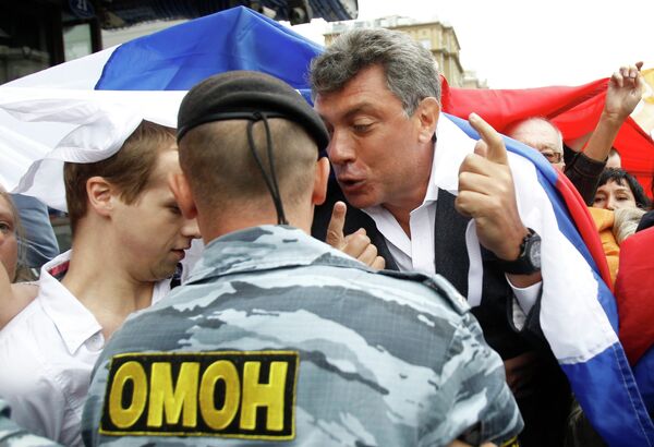 Борис Немцов на митинге оппозиции в честь Дня российского флага