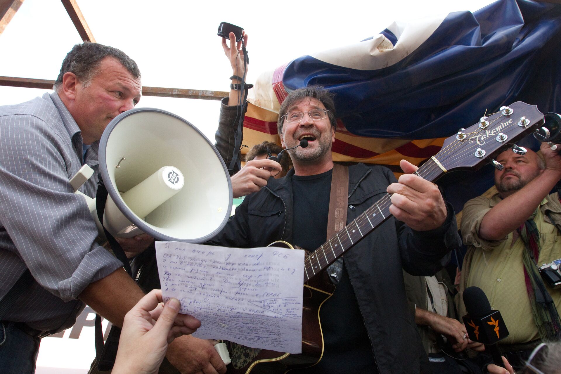 Тишайший протест 5 букв. Тишайший протест 5 букв. Протест вегетарианцев в белых масках. Протест математики. Тишайший протест 5 букв.