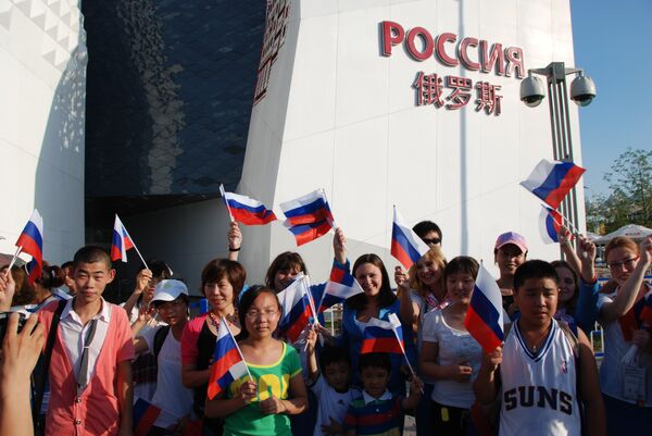 В российском павильоне на Всемирной универсальной выставке в Шанхае отметили День Государственного флага России