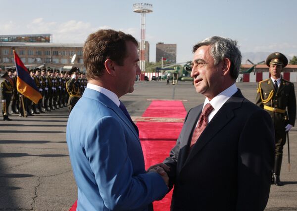 Президент РФ Дмитрий Медведев и президент Армении Серж Саргсян 23 августа 2010 года. Архив