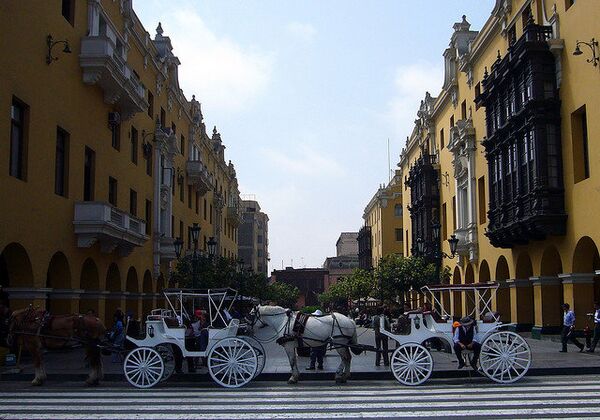 Ожидающие туристов конные повозки на улицах Лимы