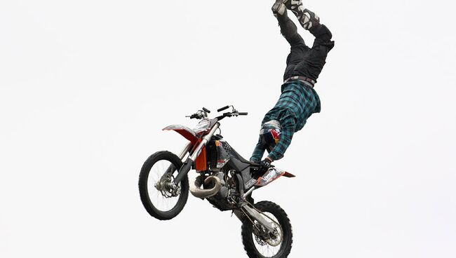 Выступление мотоциклистов на Дне города Екатеринбурга Выступление мотоциклистов на Дне города Екатеринбурга