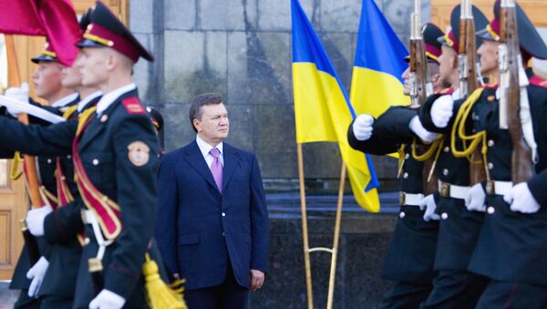Виктор Янукович (в ранге Президента Украины) на церемонии поднятия Государственного флага Украины