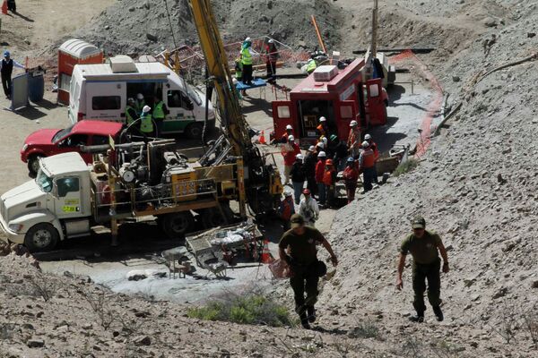 Поисково-спасательные работы в Чили, где в шахте оказались заблокированы 33 горняка