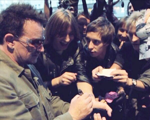 U2 раздали автографы целой армии своих поклонников в Москве