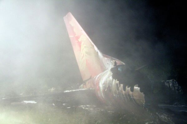 На месте крушения самолета авиакомпании Henan Airlines в Китае 24 августа 2010 года.