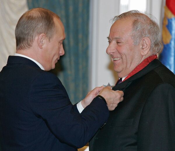 Президент России Владимир Путин (слева) наградил режиссера Петра Тодоровского (справа) орденом За заслуги перед Отечеством II степени