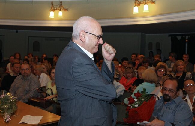 Худрук РАМТа Алексей Бородин во время сбора труппы