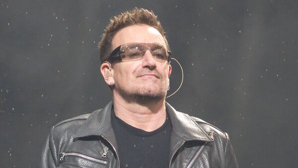 Солист ирландской группы U2 Боно во время концерта. Архивное фото