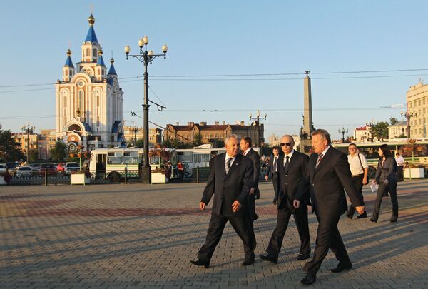 Премьер-министр РФ Владимир Путин во время прогулки по набережной Хабаровска
