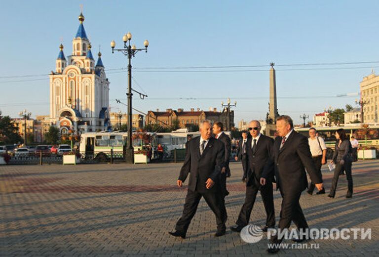 Премьер-министр РФ Владимир Путин во время прогулки по набережной Хабаровска