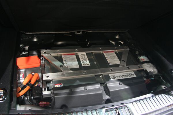 Аккумуляторы гибридного VW Touareg упрятаны под полом багажника - ММАС 2010