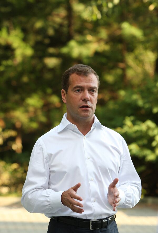 Дмитрий Медведев во время записи для личного блога нового видеобращения на тему о приостановке строительства дороги через Химкинский лес.