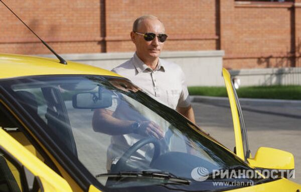 Премьер-министр РФ Владимир Путин отправился в поездку по новой трассе Чита – Хабаровск на машине Лада Калина