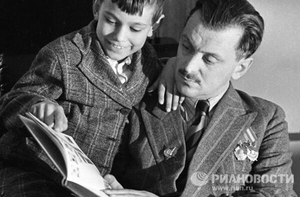 Писатель Сергей Михалков с сыном Андреем, 1946 год