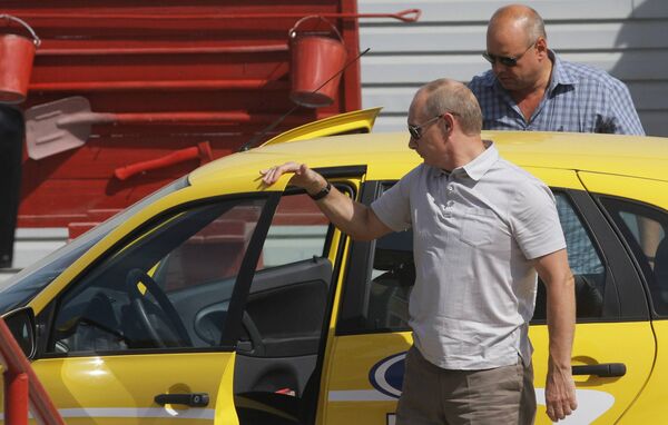 Премьер-министр РФ Владимир Путин во время поездки по новой трассе Чита – Хабаровск на машине Лада Калина