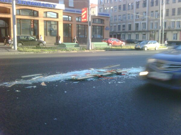 Разбитое стекло на проезжей части внешней стороны Садового кольца перед площадью Павелецкого вокзала