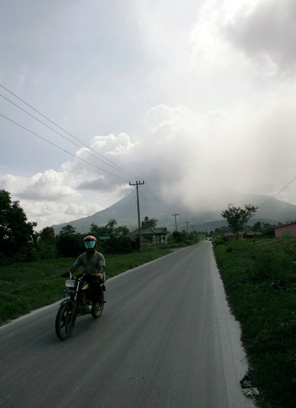 Вулкан Синабун в Индонезии