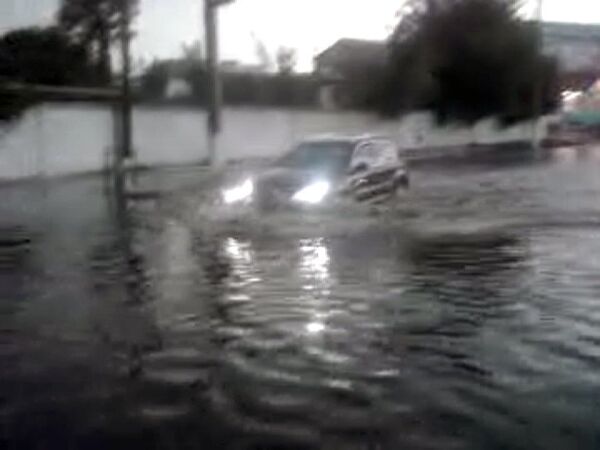Машины плавают по улицам после урагана в Белгороде