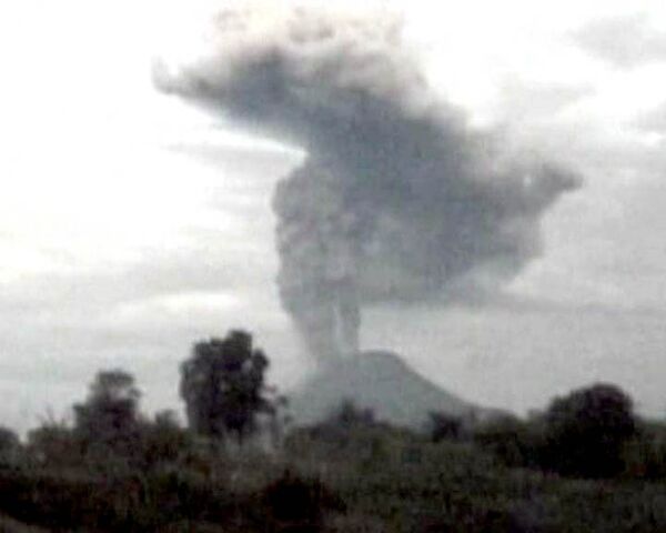 Вулкан, спавший 400 лет, извергает столб пепла высотой два километра