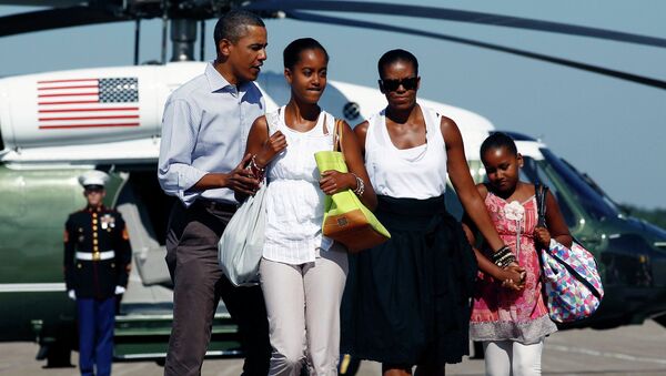 Президент США Барак Обама с семьей возвращаются из отпуска. Архивное фото