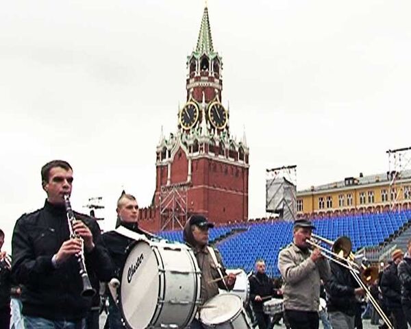 Военные оркестры репетируют Прощание славянки на Красной площади