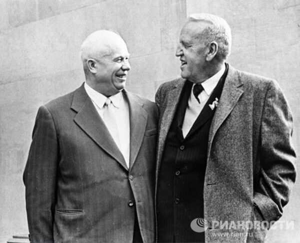I-й секретарь ЦК КПСС Никита Сергеевич Хрущев (1894 - 1971 г. г.) (слева) и американский фермер Росуэлл Гарст (справа).