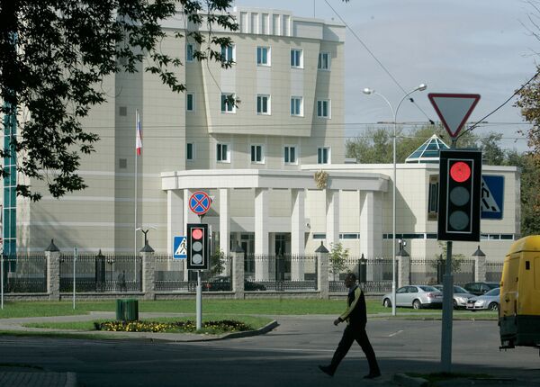 В посольство России в Минске бросили бутылки с зажигательной смесью