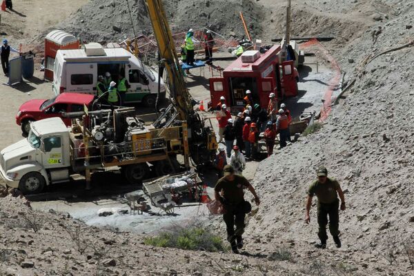 Чилийские спасатели начали бурить туннель для спасения 33 шахтеров