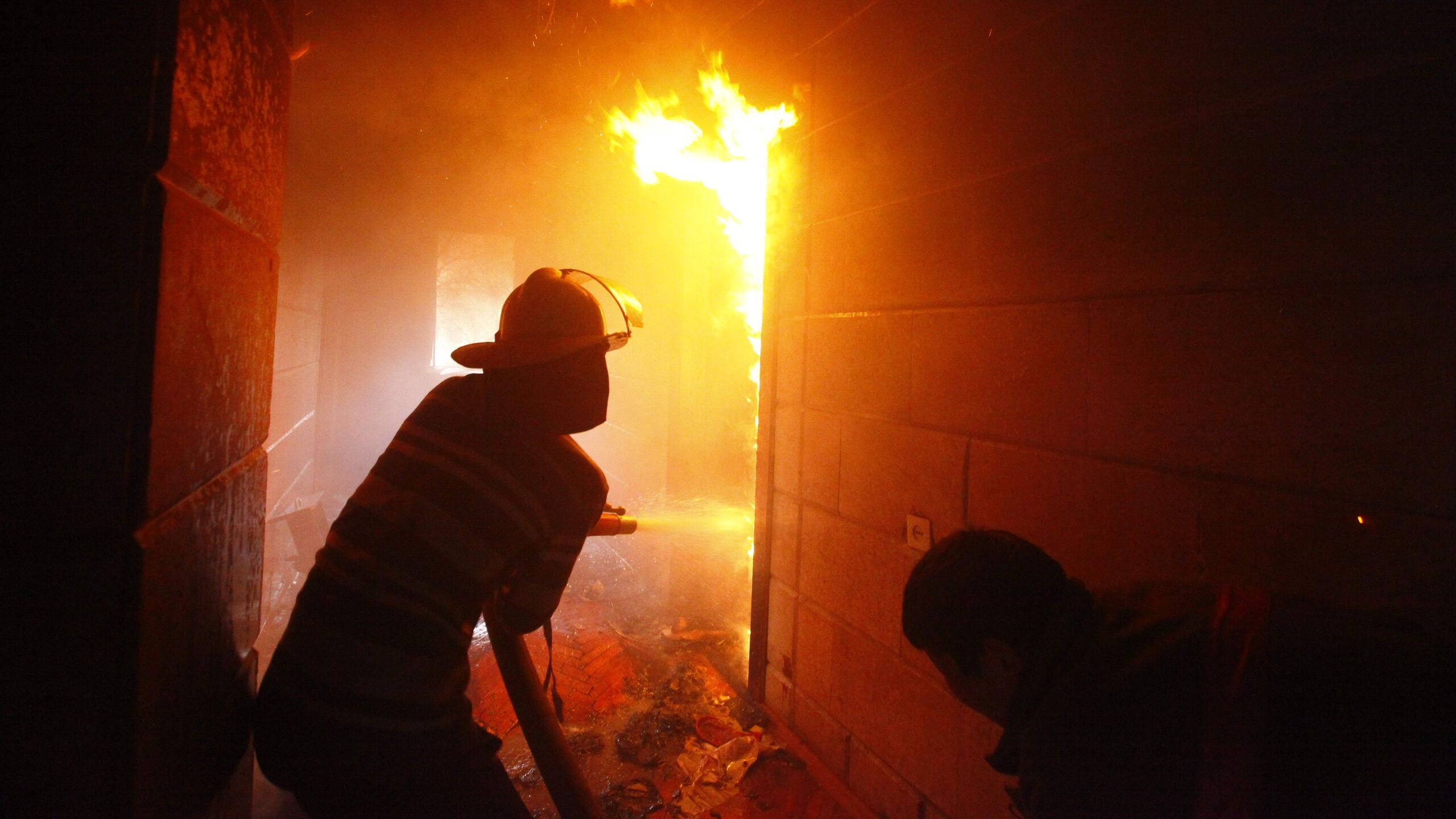 Di Krasnogorsk, sebuah gudang dengan plastik daur ulang terbakar