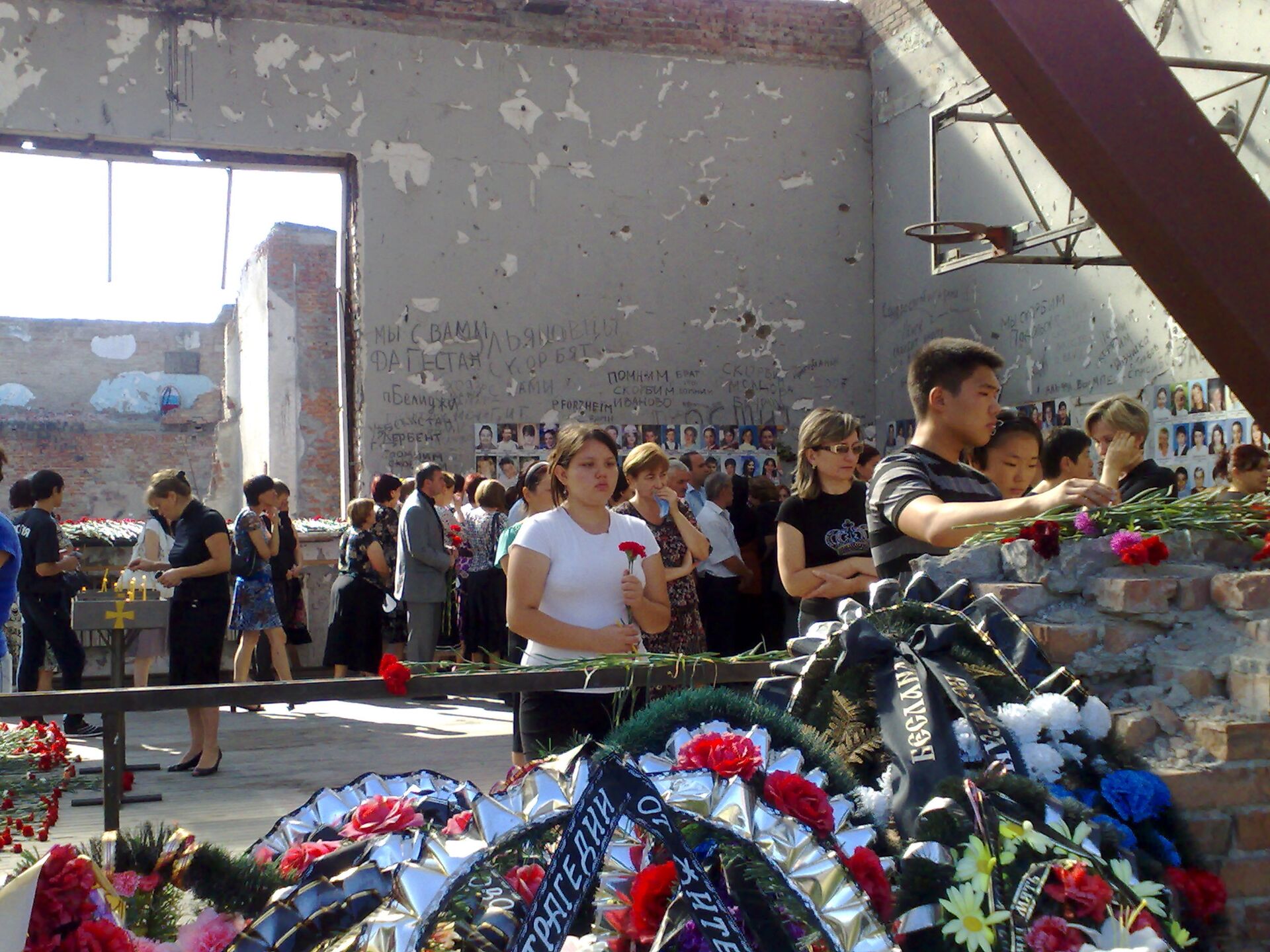 Похороны погибших в теракте в москве. Беслан 2004 похороны погибших.